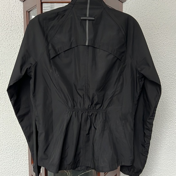 Atheleta Lightweight Running Jacket with reflective back and pockets - Picture 8 of 13